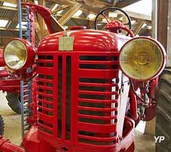 Ecomusée de Plouigneau - tracteur Farmall