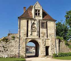 Fortifications - Porte de Comté (doc. Capval de Saône tourisme)