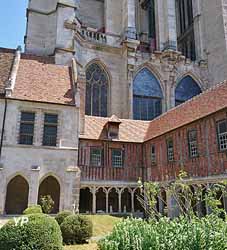 Cloître de la cathédrale Saint-Pierre