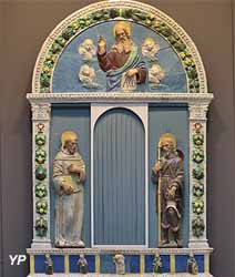 Encadrement d'un retable avec un tympan semi-circulaire représentant Dieu le Père à mi-corps, bénissant et tenant le livre, entourés de quatre chérubins; saint François d'Assise; saint Roch (Benedetto Buglioni)
