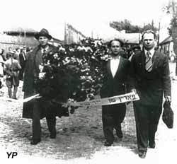 Enterrement des victimes du pogrom de Kielce (voïvodie de Sainte-Croix).
Pologne, juillet 1946