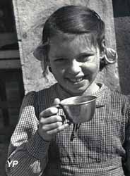 Fillette tenant une tasse, camp de Bompart, Marseille (Bouches-du-Rh&ocirc;ne).
France, 1942 (doc.  Julia Pirotte/ M&eacute;morial de la Shoah)