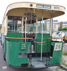 Visite guidée de la ville avec ancien bus 1930 à plateforme (Yalta Production)