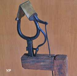Mus&eacute;e du chanvre et de la ganterie - table de coupeur