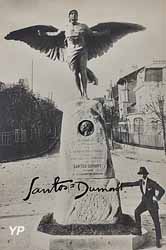 Santos-Dumont posant devant son monument &agrave; Saint-Cloud