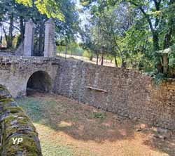 Vue partielle des foss&eacute;s et du pont