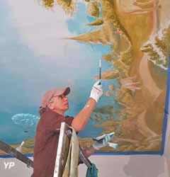 Karen L'H&eacute;meury peignant une fresque