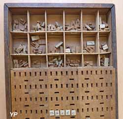 compartiments pour ranger les lettres en bois