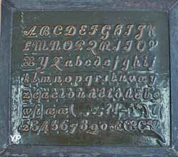 ab&eacute;c&eacute;daire lettres latines en relief lin&eacute;aire, pl&acirc;tre &eacute;maill&eacute;