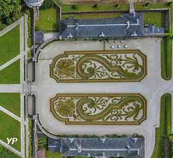 Vue a&eacute;rienne des jardins &agrave; la fran&ccedil;aise