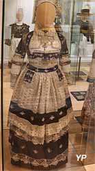 Costume de mariage du pays de Quimper (vers 1890)