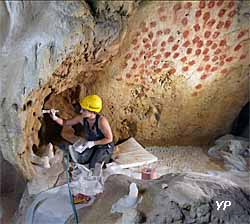 Grotte Chauvet 2 - les plasticiens de Phénomènes créent les éléments géologiques