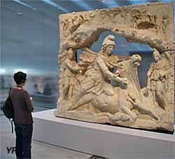 Mithra, dieu iranien du soleil, sacrifiant le taureau (100-200 après JC)